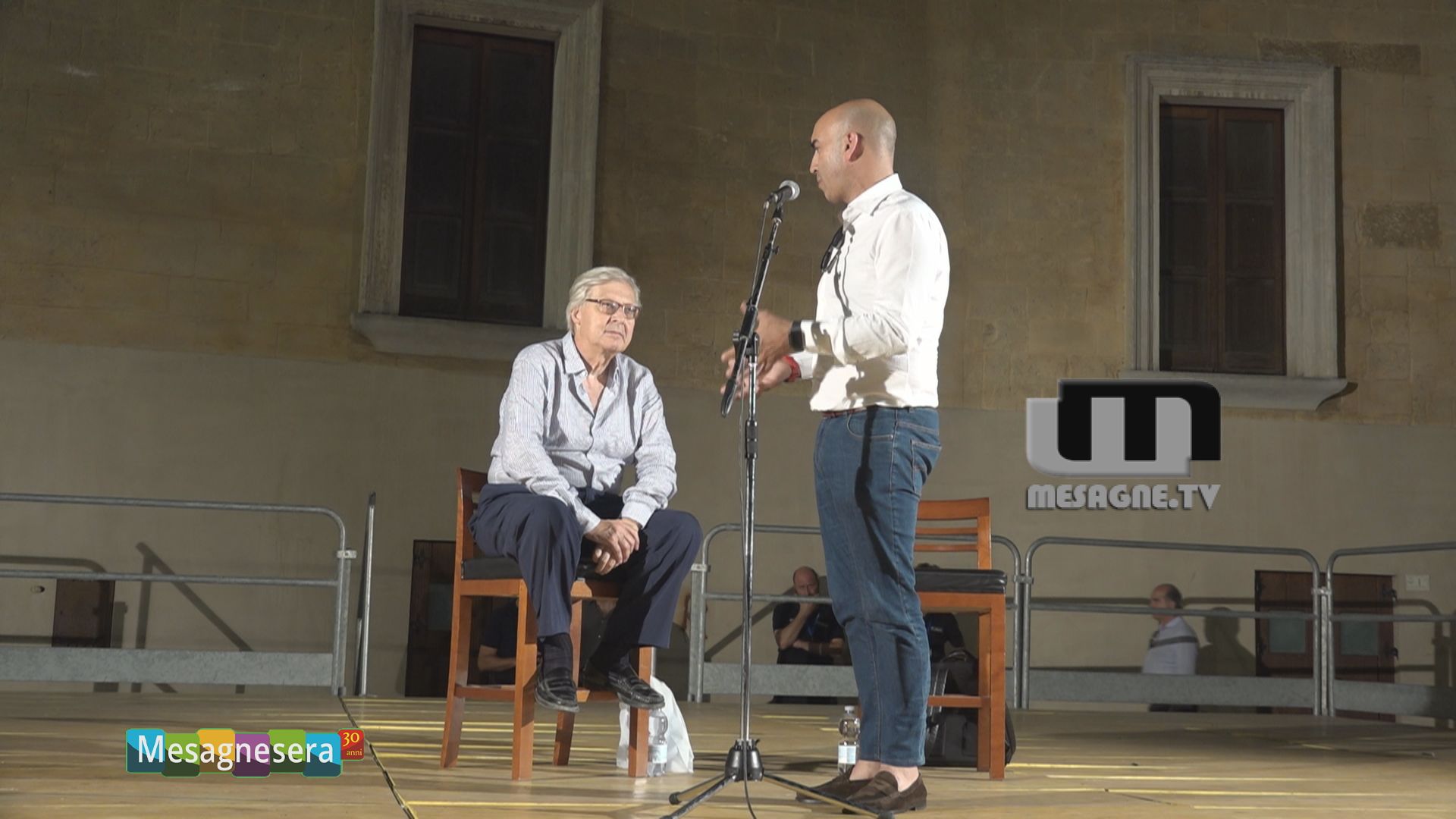 Bagno di folla per Sgarbi in Piazza Orsini. INTERVISTA - Mesagne TV